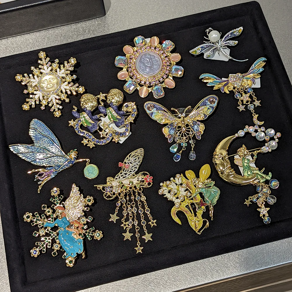 Vintage Middle Design Palace Donna Uomo Dazzle Angel Fairy Crystal Badge Pins Retro Classic Unisex Party Banchetto Spille Regalo