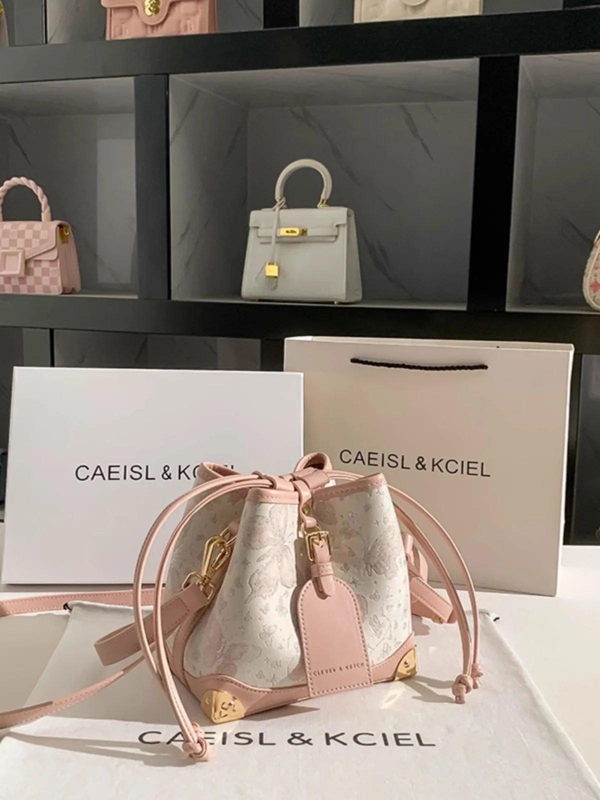 حقيبة دلو نسائية أنيقة باللون الوردي، تتميز بطبعة...