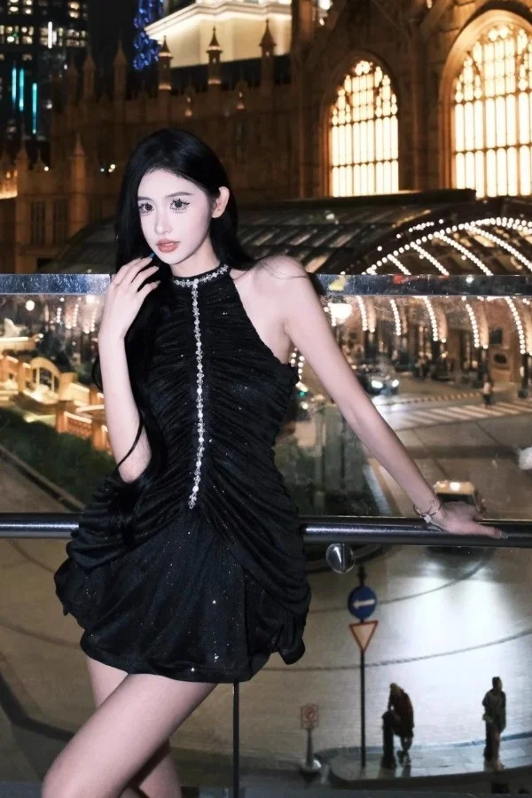 فستان فرنسي أنيق بدون أكمام من حجر الراين فستان قصير ملفوف على الخصر وكشكشة للحفلات المسائية فستان صيفي فاخر للتخسيس