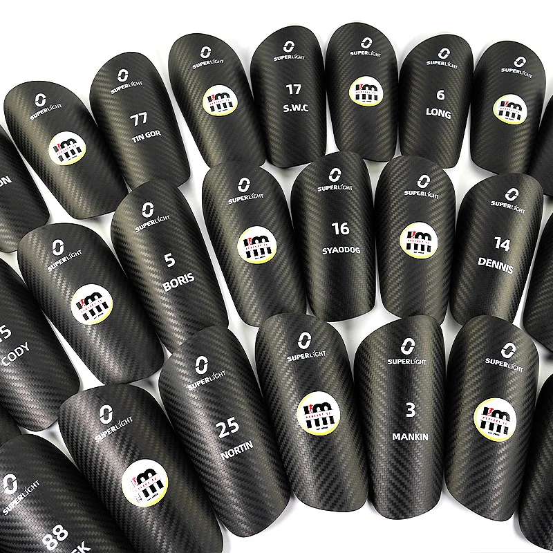 thumbnail image 1 of Espinilleras de fibra de carbono superligeras Oupower para entrenamiento de fútbol para adultos y niños, 1 of 5