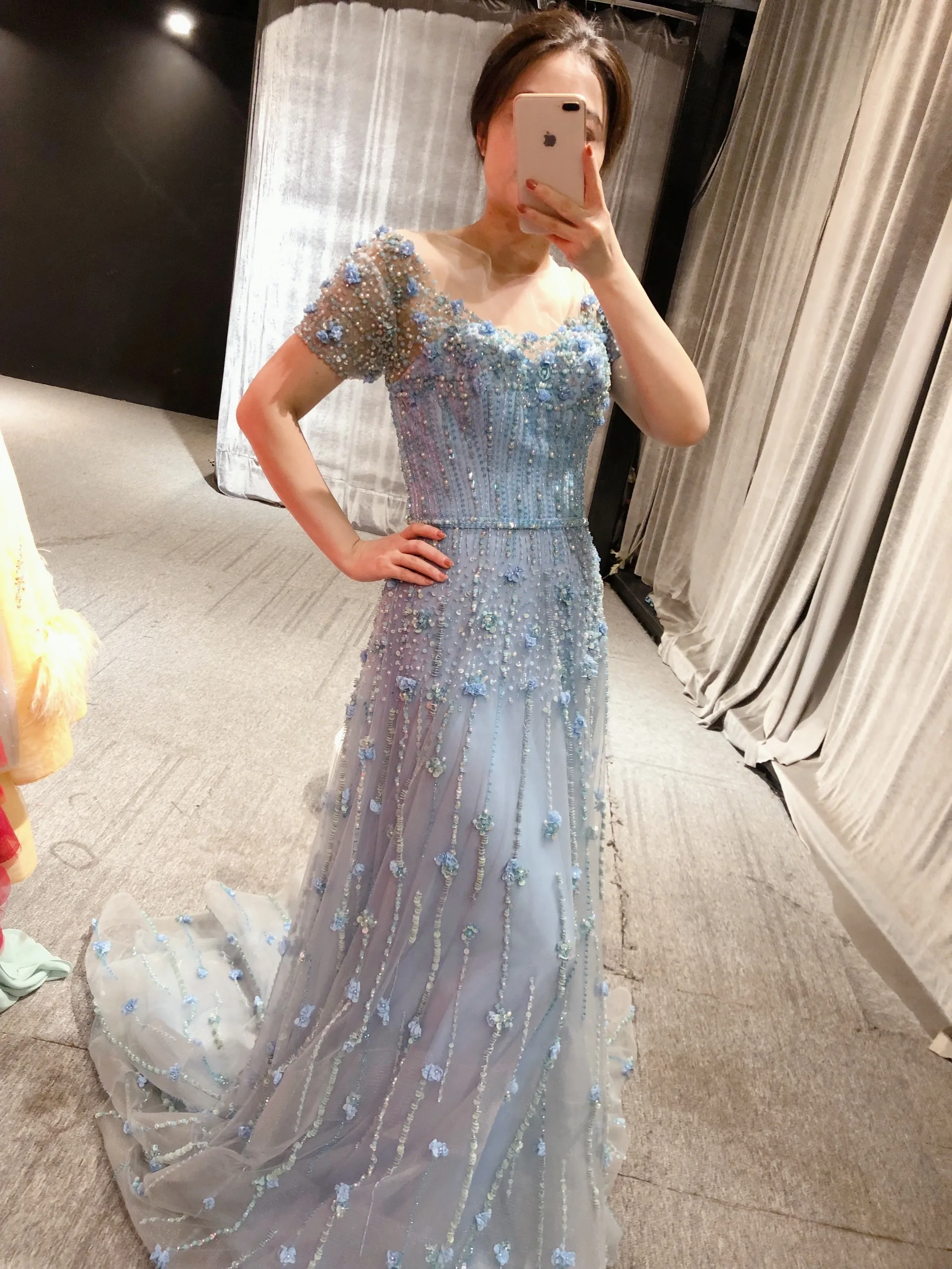 Рисунок 5 - Реальные фотографии Elie Saab голубого