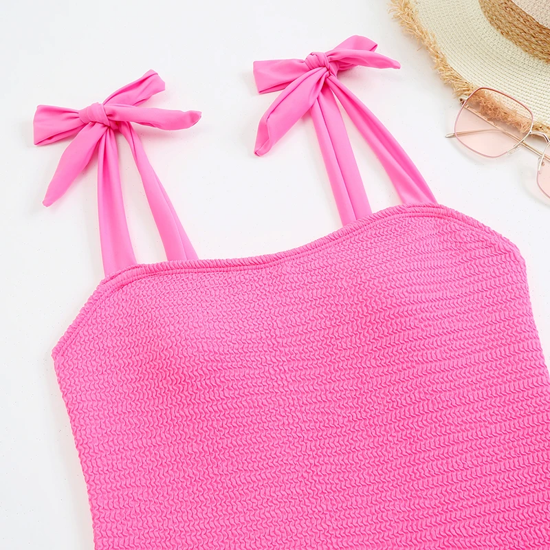 Maillot de bain, bonnets souples. Dégradé de couleurs, drapé, noir