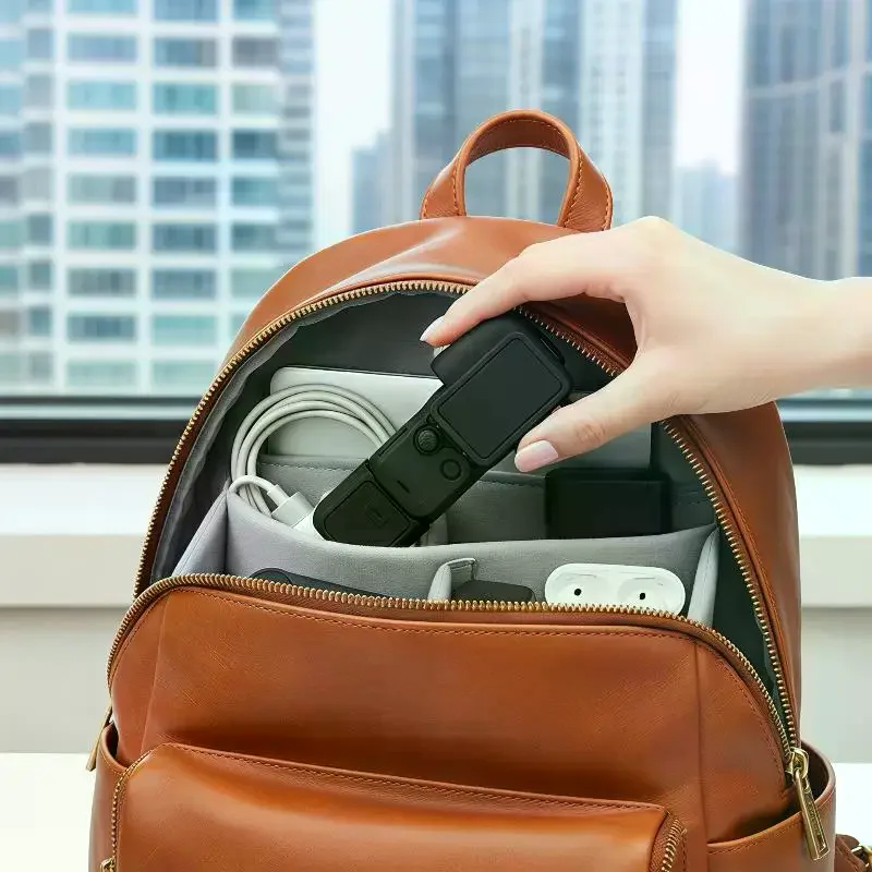Détail de la coque silicone montrant les découpes précises pour objectif et écran.