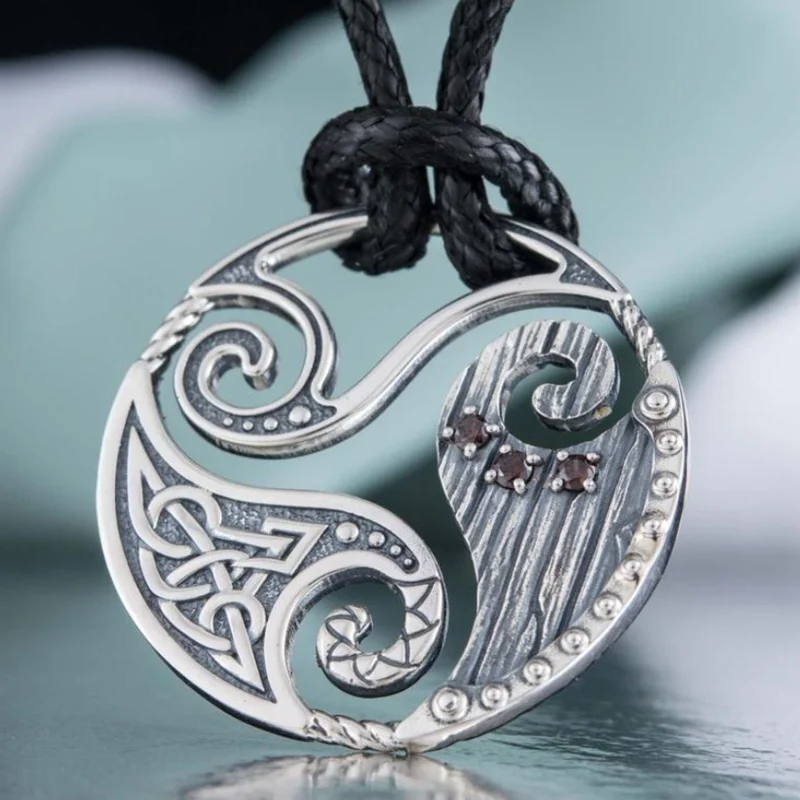 Nordic Viking Style High Quality Zinc Alloy Viking Rune and Red Diamond Pendant Necklace Retro Men's Viking Amulet Jewelry Gift