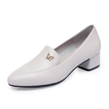 حذاء كاجوال من الجلد الناعم مزين بأحجار الراين على شكل فراشة ومقدمة مدببة 5