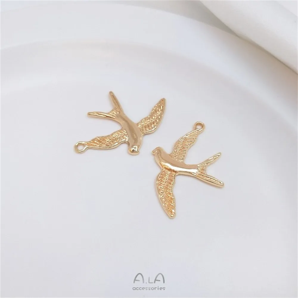 Рисунок 3 - Позолоченный и спокойный кулон в виде летящей голубь