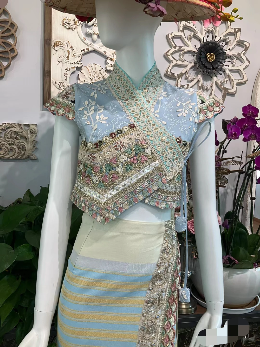 

Женское кружевное платье с вышивкой