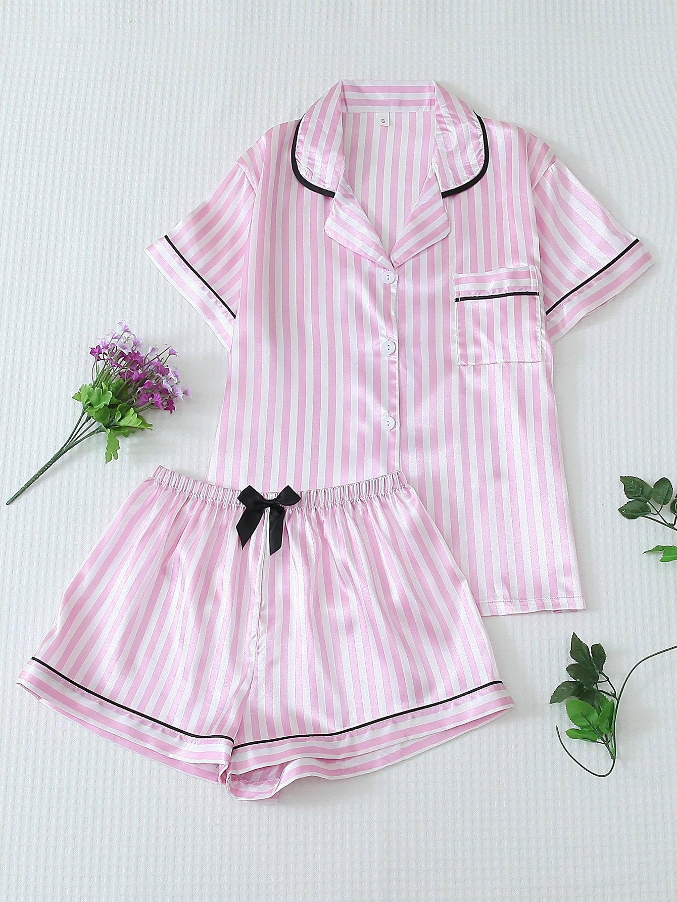 Haut à manches courtes boutonné à revers rayé en satin deux pièces avec poches et short à nœud ensemble de vêtements de détente pour femmes printemps/été adapté à un usage domestique 1
