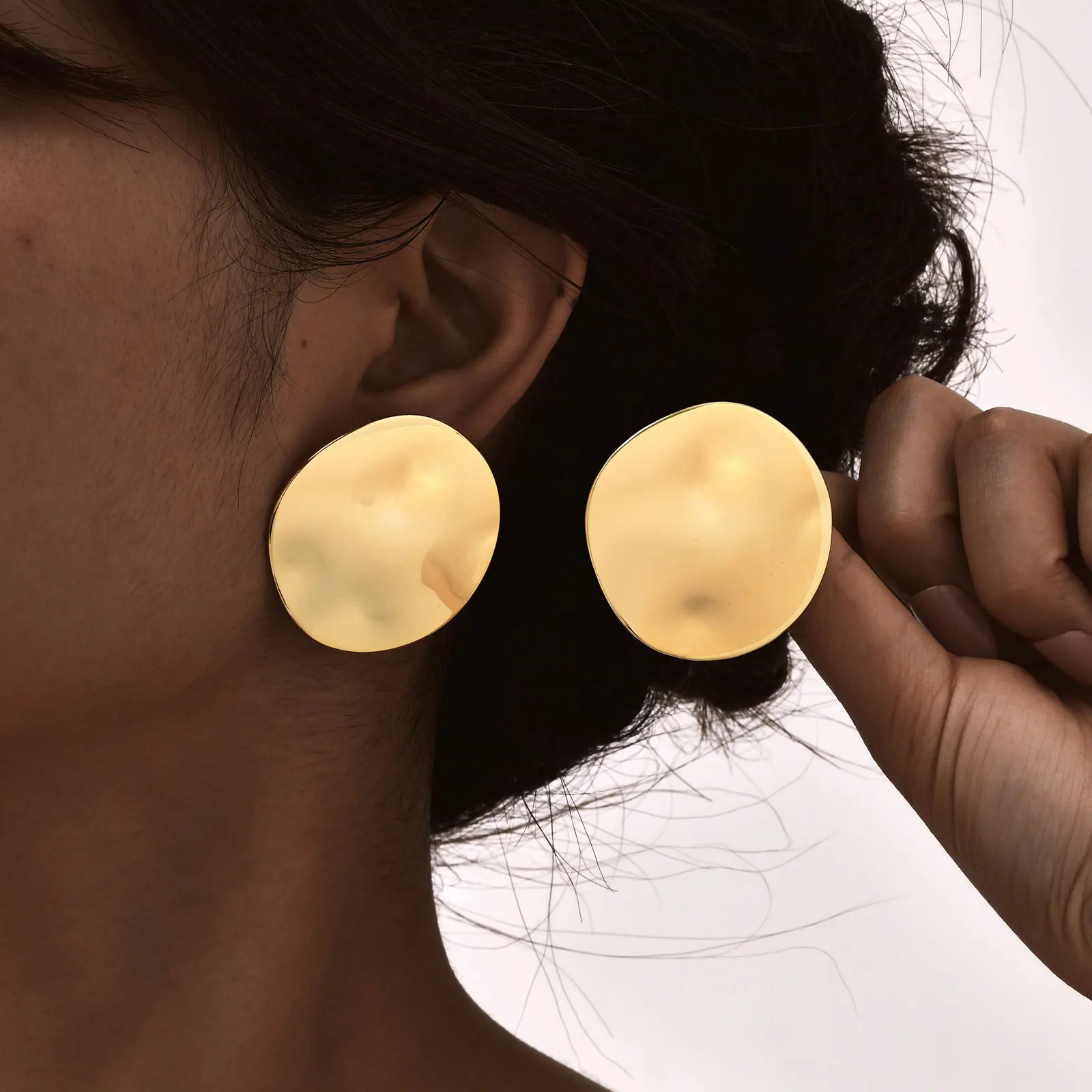 Übertriebene unregelmäßige große Ohrstecker für Frauen, vergoldete große Ohrringe aus Edelstahl, geometrische Luxus-Schmuckparty – Detail 4