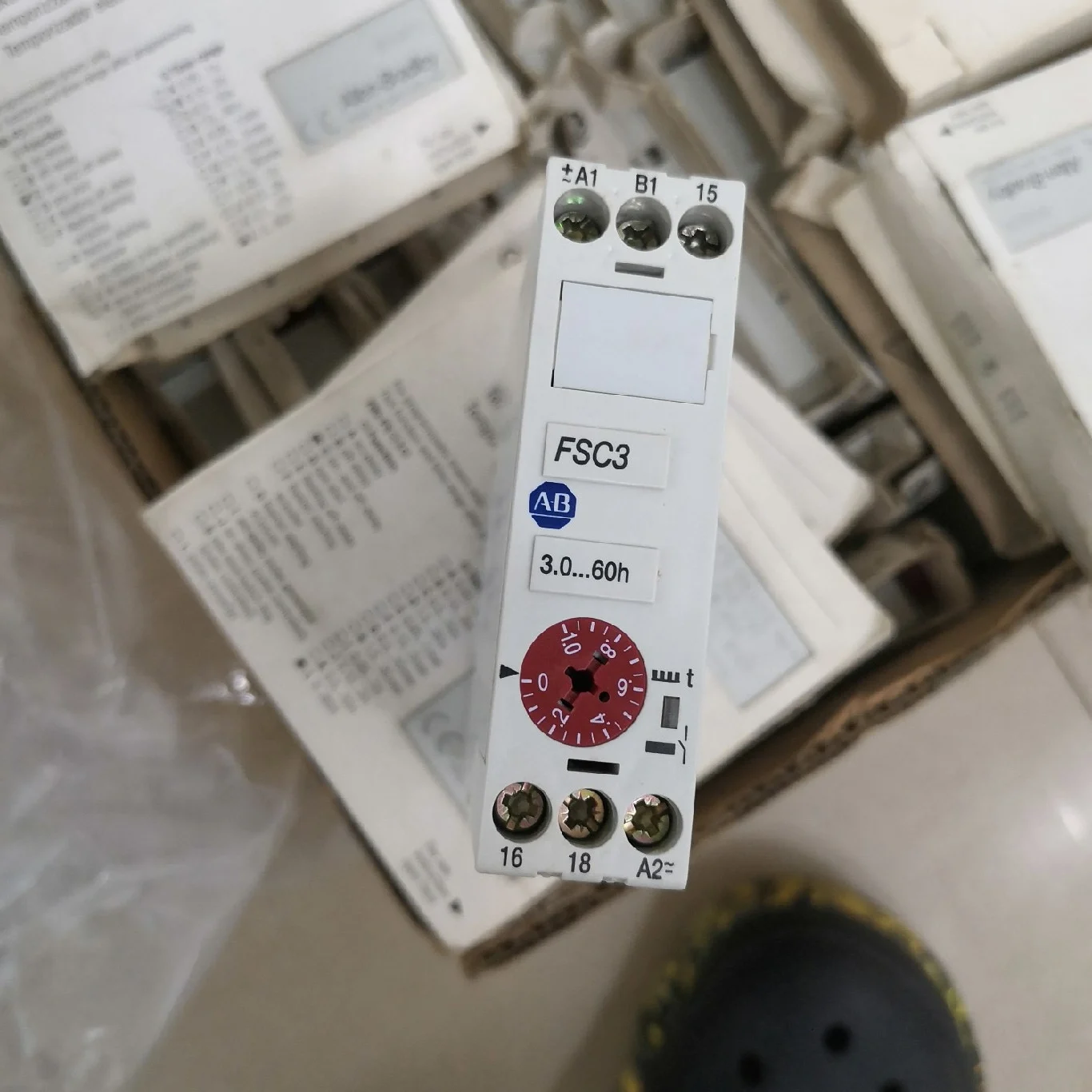 새로운 700-FS-100JU23 24-240VAC 24-48VDC 시간 릴레이 8A 250VAC x 1 개
