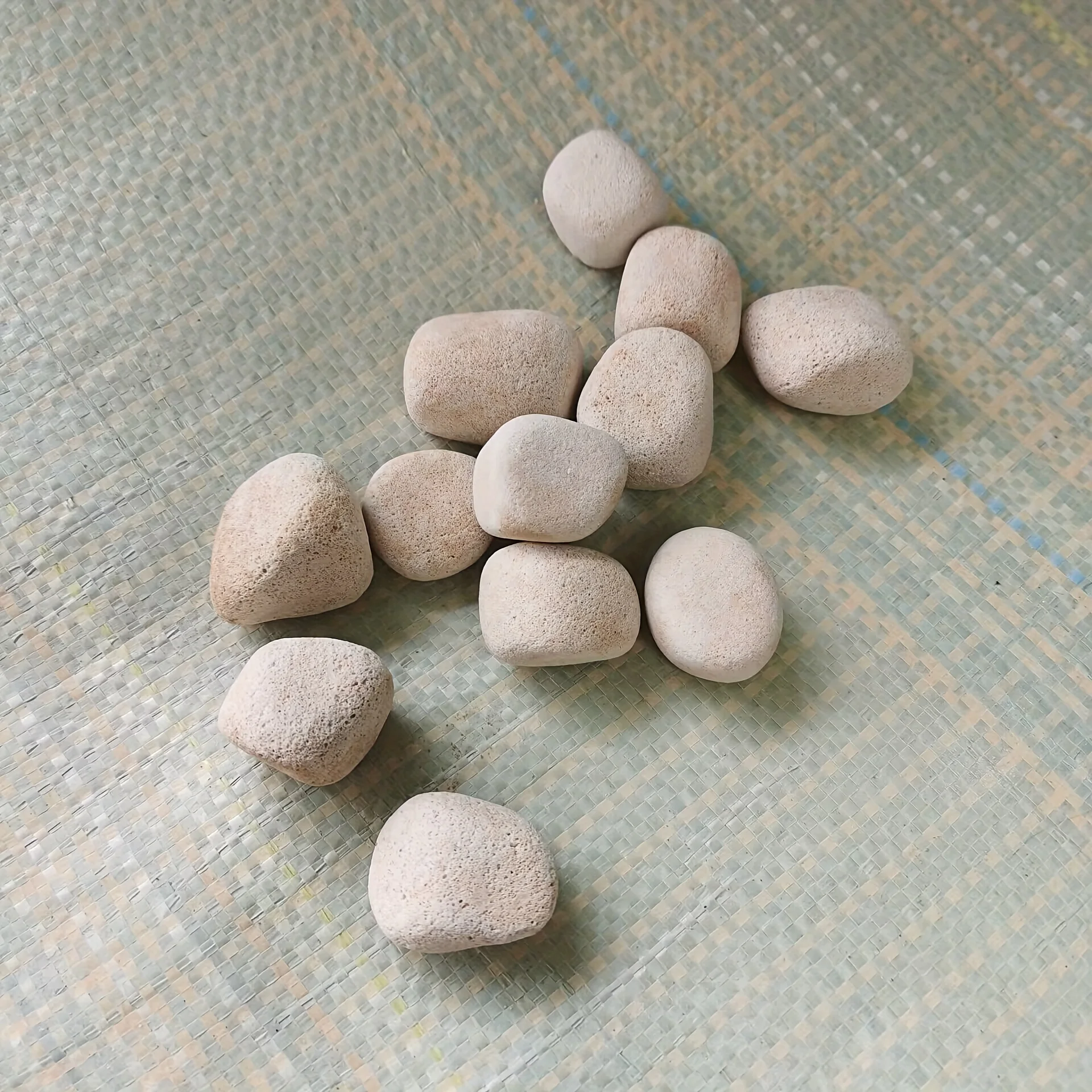 500g artificial pumice jeans stir fried with snowflakes, worn with water, and pumice good abrasion resistance of 2cm
