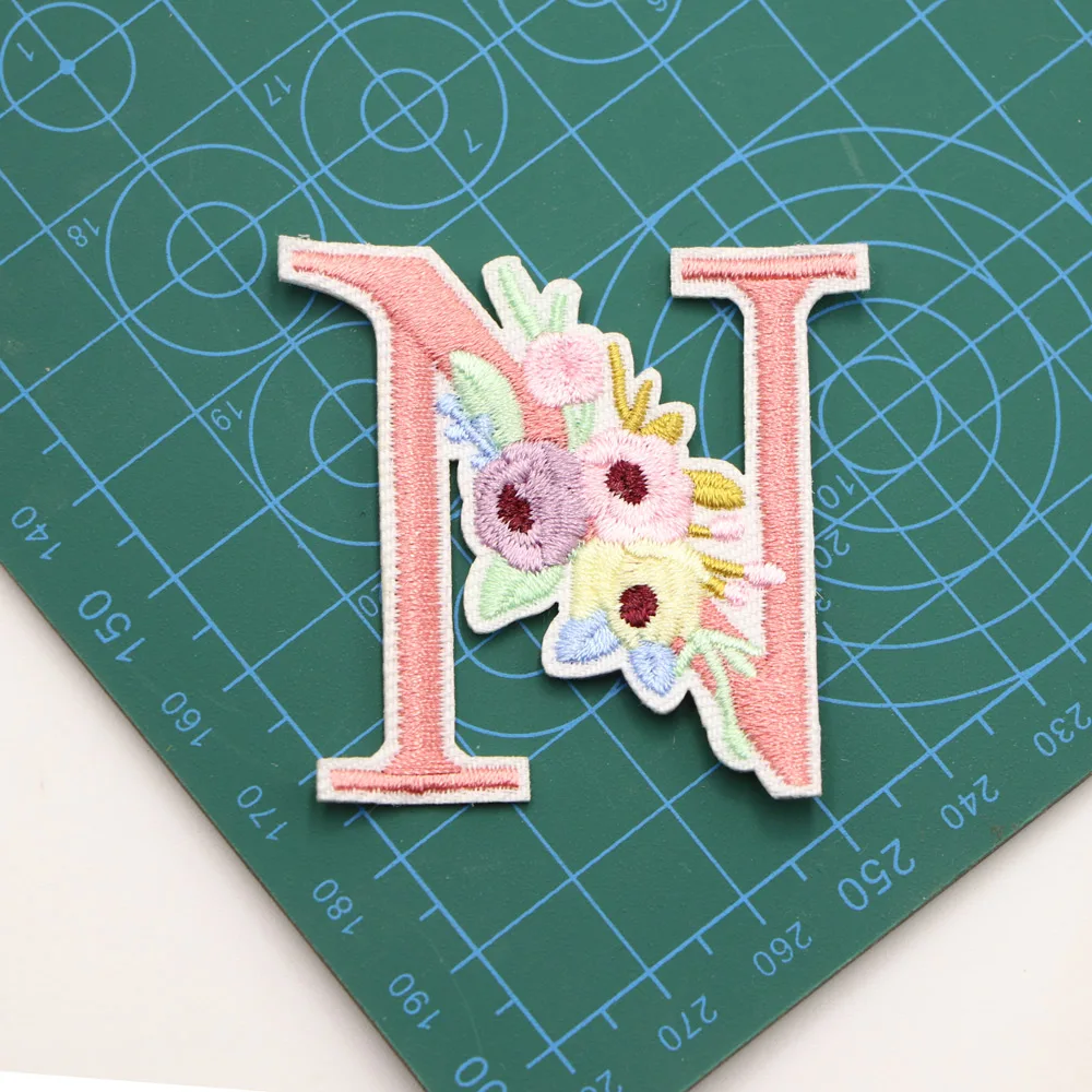 1PC Rosa Blume Brief Stickerei Patches Eisen Auf Buchstaben Patch A-Z Nähen Auf Gestickte Patches Für Kleidung Name logo Diy – Detail 19