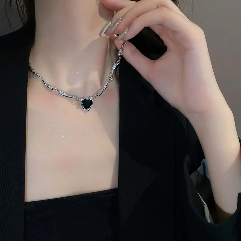 Collana con ciondolo a forma di cuore K-pop asimmetrico a forma di farfalla nera alla moda da donna Y2K, stile gotico, lucido e fresco_voghion.com