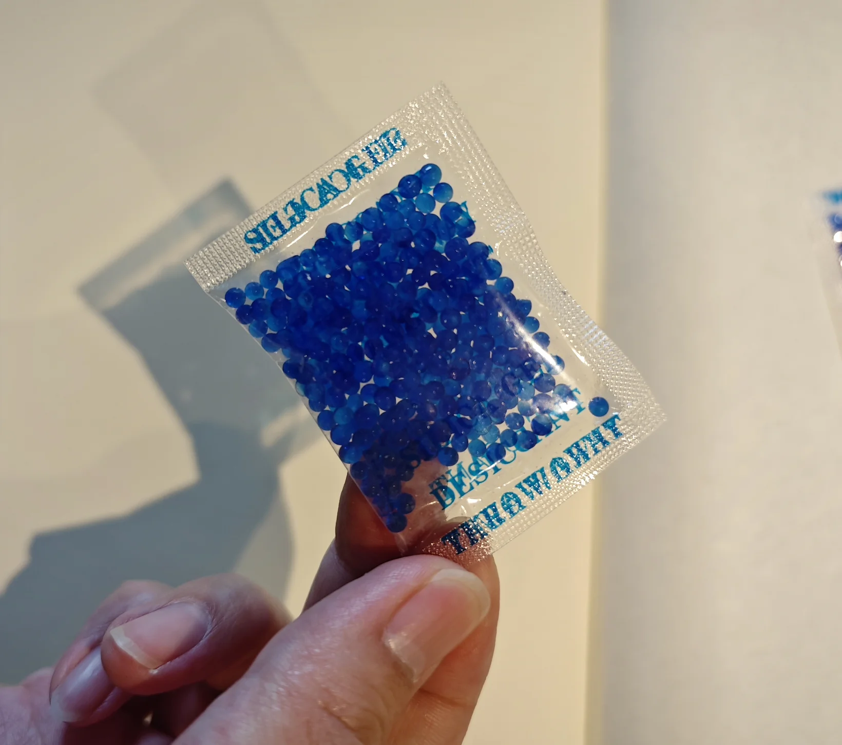 1g/5g 10/20/50/100 bags Blue Silica Discoloration Gel Sachet Desiccant Damp Kitchen Moisture Dehumidifier Absorber Bag Reusable 4