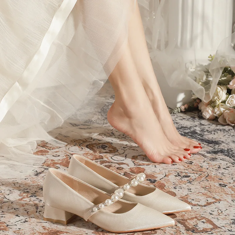 

Женские туфли с острым носком, на низком каблуке