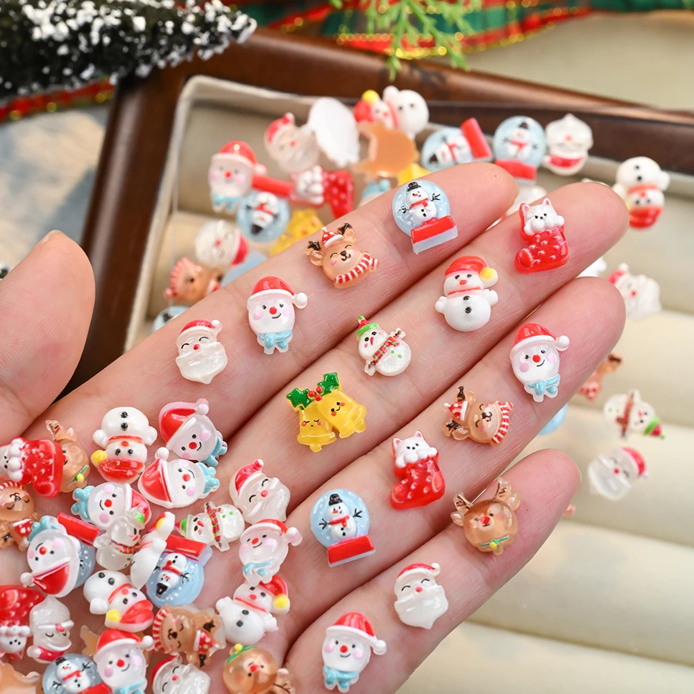 50 Stück 3D Schneemann Elch Weihnachts-Nagelanhänger Cartoon Weihnachtsglocke Socken Harz Nagelkunst Dekoration für DIY Bastelarbeiten Haarschmuck Kindergeschenk – Detail 2