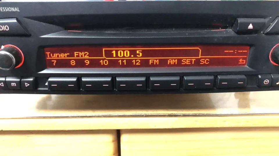 【即決】CD73 BMW純正 オーディオ ラジオ CDプレイヤー 液晶ディスプレイ DIY 修理用 E81E87E90E91E92E93 分解 リペア 修理 MINI BMW 320.3 シリーズ E91 前期(VR20) 純正 破損無 取付OK