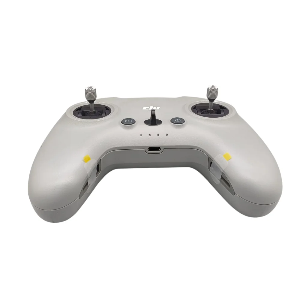 Détail des sticks et interrupteurs de la radiocommande DJI FPV 3, idéale pour le drone FPV.