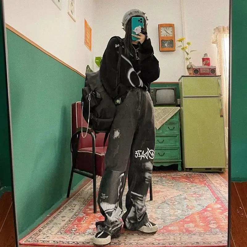 Рисунок 6 - Женские рваные джинсы в стиле Харадзюку