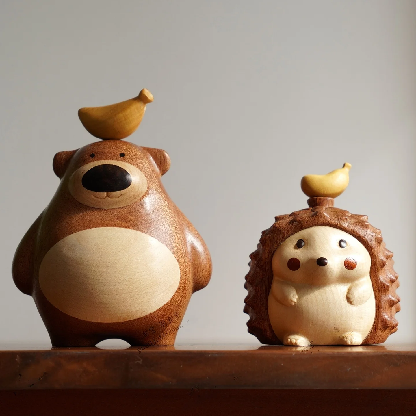 편안한 곰 나무 바나나 장식품 귀여운 동물 테마 데스크탑 장식품 친구들을 위한 창의적인 선물 홈 데코 아트 스타일
