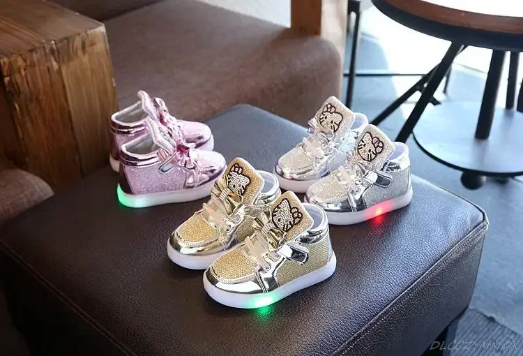 Description Picture 3 of itemNew Children Luminous Shoes Boys Girls Sport Running Shoes Baby Flashing Lights Fashion Sneakers Toddler Little Kid LED Sneakers