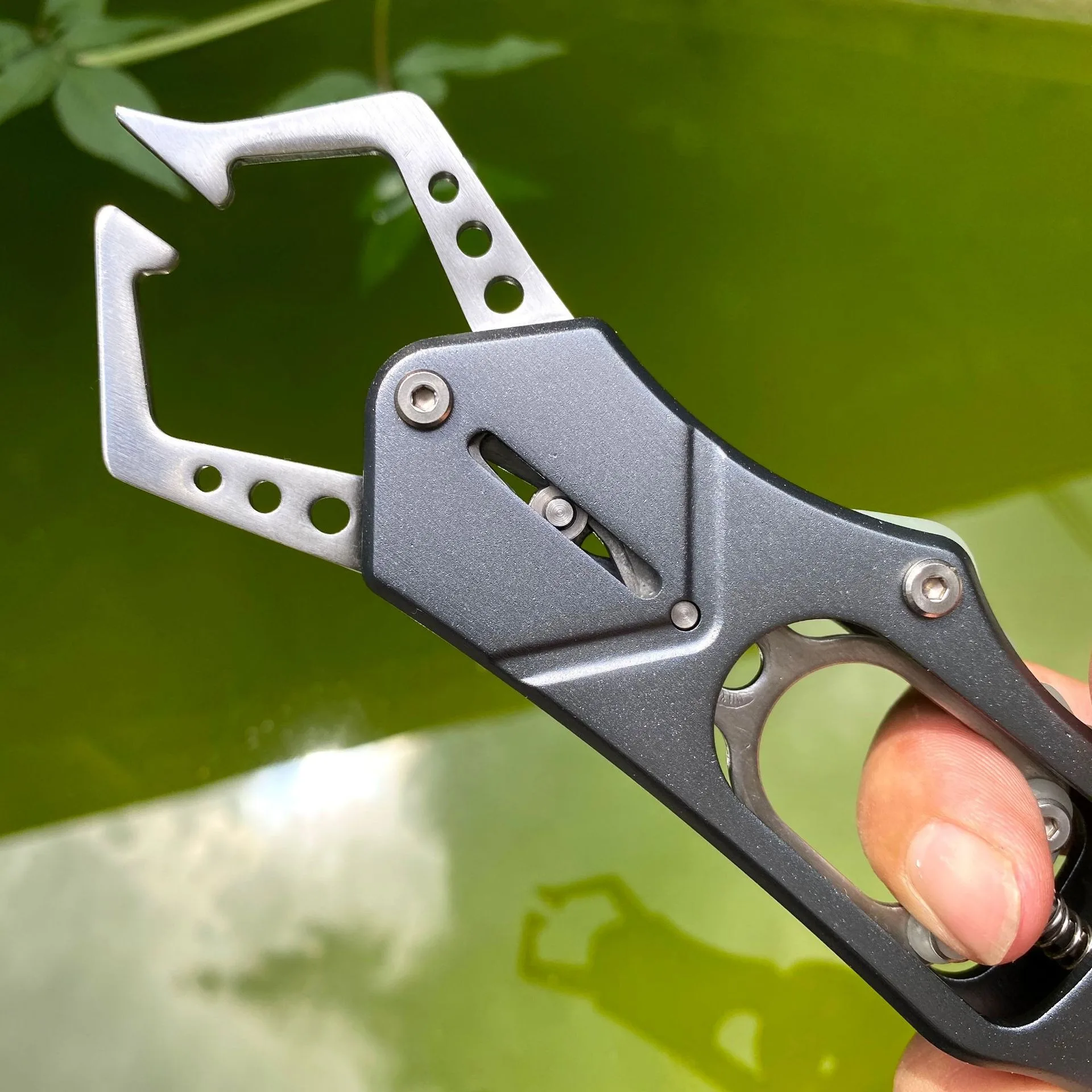 Fish Lip Gripper 21cm Aluminum Alloy Fish Controller Stainless Steel Luminous controller Fishing Tools Accessories
