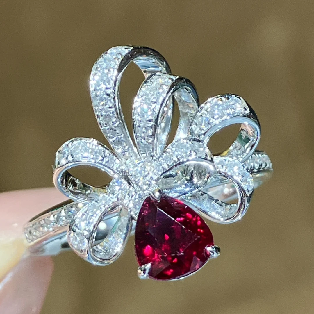 Proantic: Natural Ruby Ring Surrounded By Diamonds In 18 Carat White G