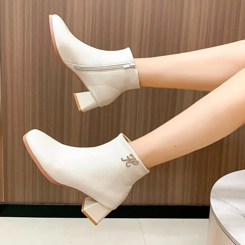 

Модные короткие ботинки, новинка зимы 2024, базовые женские ботильоны, однотонная обувь на толстом каблуке с острым носком для женщин, женские ботинки