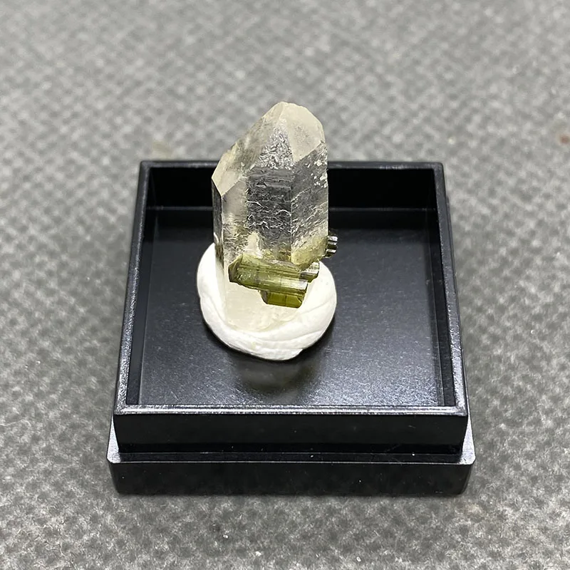 100%  Natural Green tourmaline Mineral Specimens Stones and Crystals Healing Crystal   +Box size:27*27*25 mm