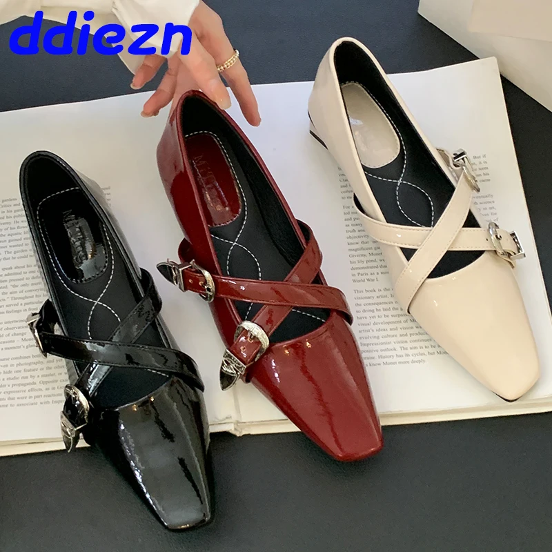 

Туфли женские на плоской подошве, с острым носком и пряжкой