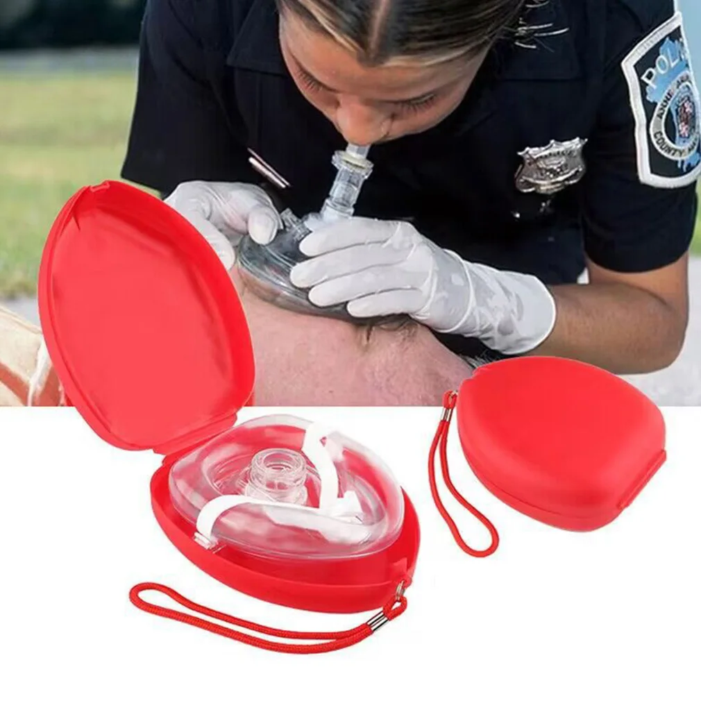 Masque de RCP rouge avec valve unidirectionnelle vu de côté, protection contre les infections intégrée