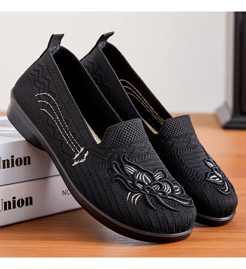 Chinese embroidery loafers women's shoes breathable mesh mom shoes traditional Chinese spring casual comfortable and lightweight