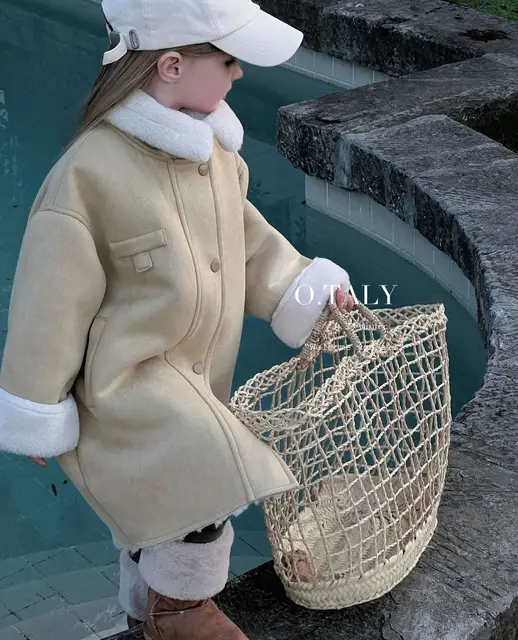 Trendiger Mädchen Mantel