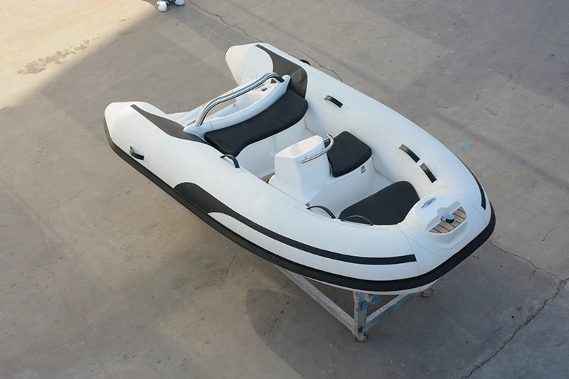 Bateau pneumatique JIAHE-300 300cm en action sur l'eau, avec un pêcheur à bord, idéal loisirs nautiques.
