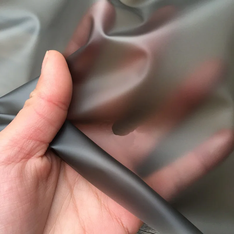 

Хорошая черная прозрачная матовая кожаная ткань из ТПУ, водонепроницаемый дождевик, материал, креативный материал для шитья, дизайн одежды «сделай сам»