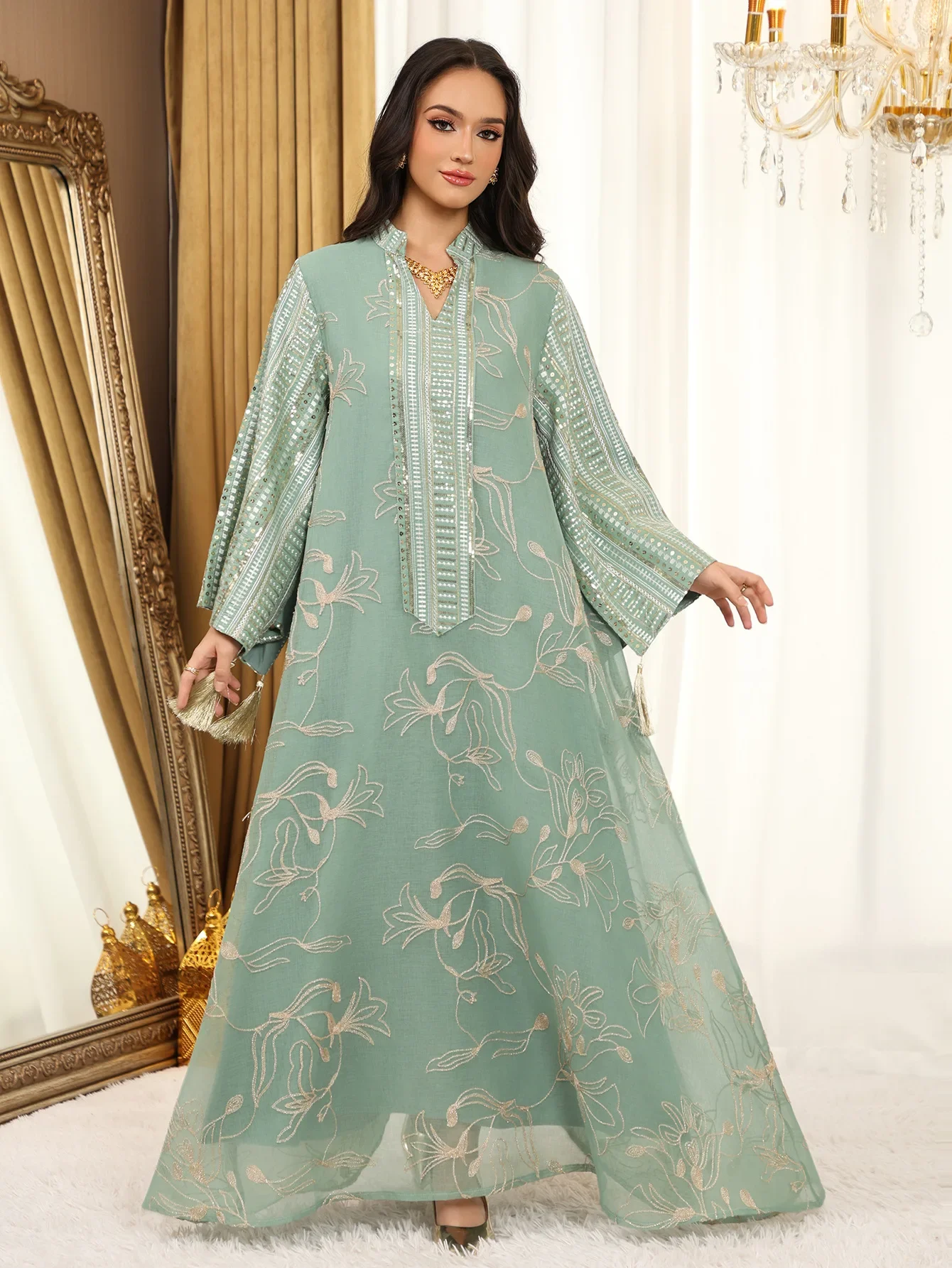 جلابية طويلة بنقوش ناعمة وأكمام واسعة