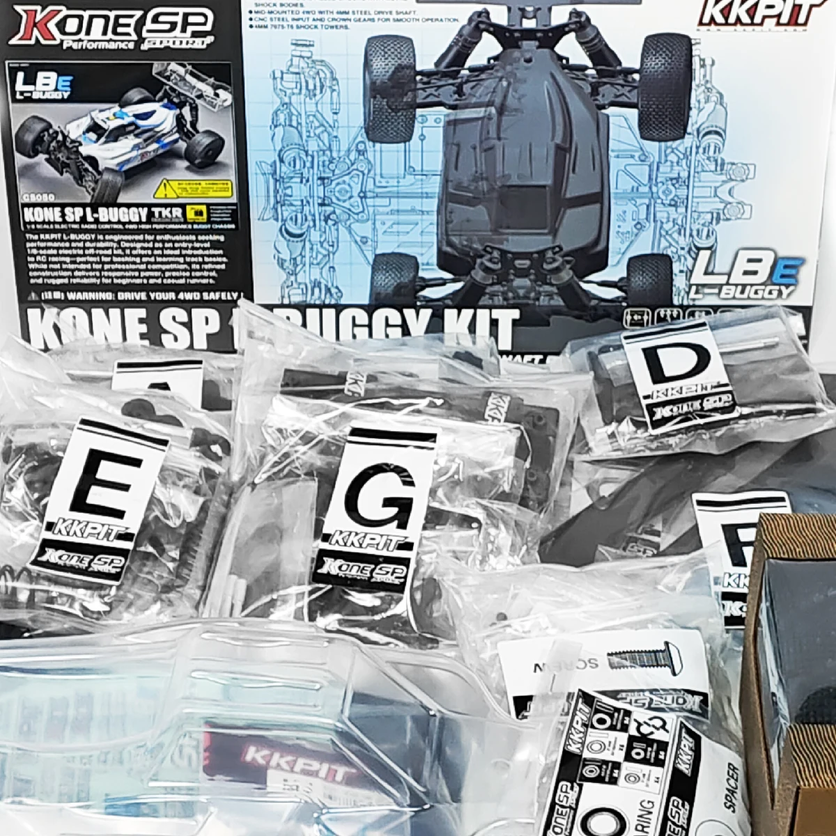Crawler Buggy RC 4x4 1/10 tout terrain électrique franchissant un obstacle, illustrant sa robustesse et ses performances.