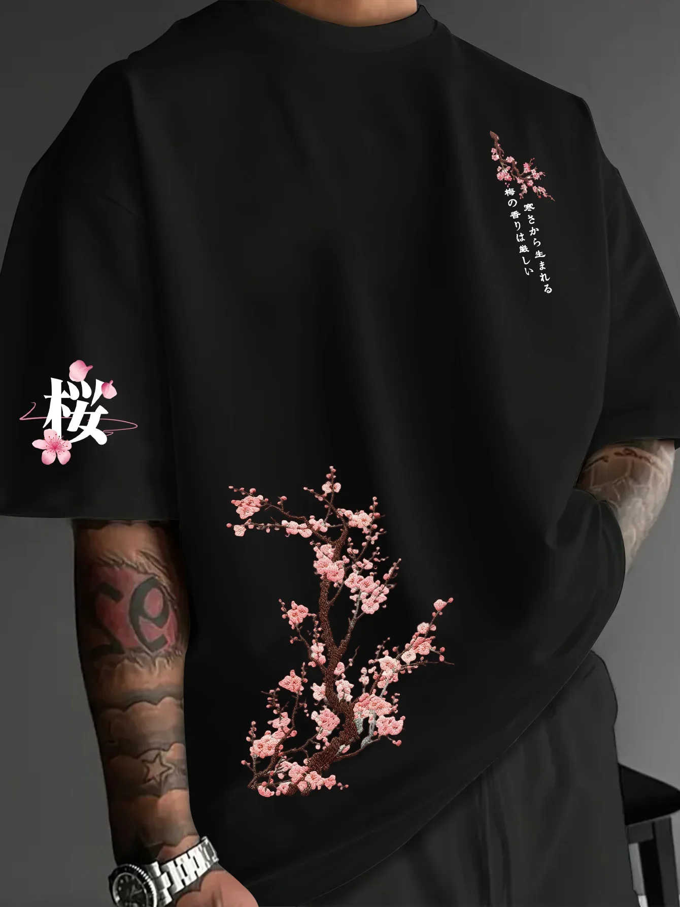 Japanisches T-Shirt mit Kirschblüten-Stickerei und Blumenmuster im japanischen Streetwear-Stil
