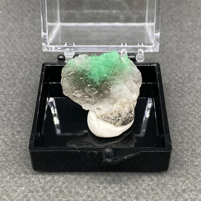 100%  Natural Emerald Mineral Specimens Stones and Crystals Healing Crystal   +Box size:35*35*35 mm