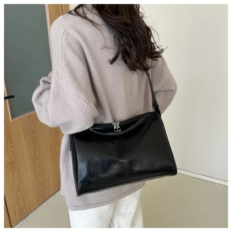 Commuter Large-capacity Crossbody Bag Women Autumn New Retro Fashion Tote Female Shoulder Bag Niche Design Leisure Shoulder Bag
