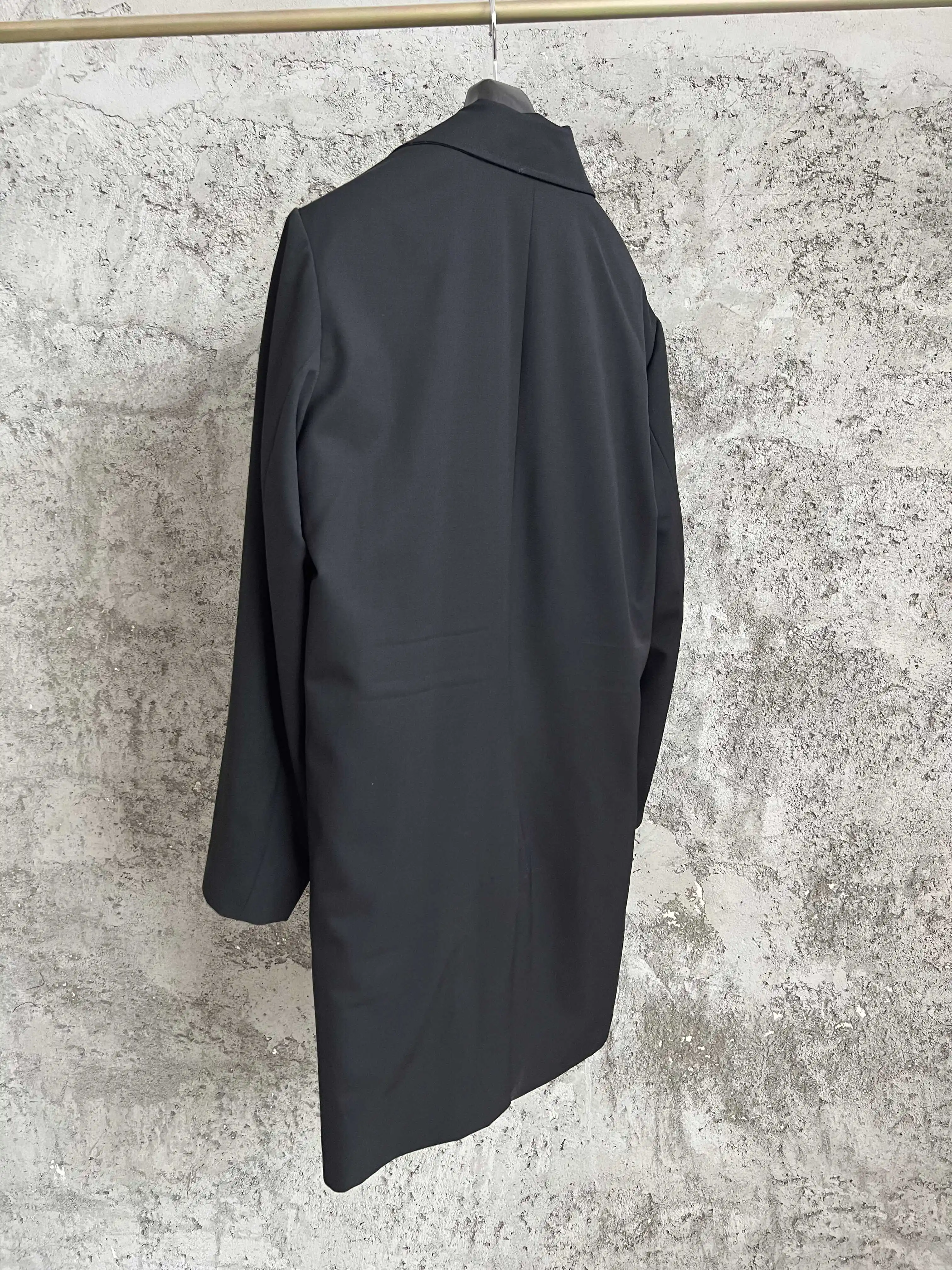 Un costume noir avec un revers incliné