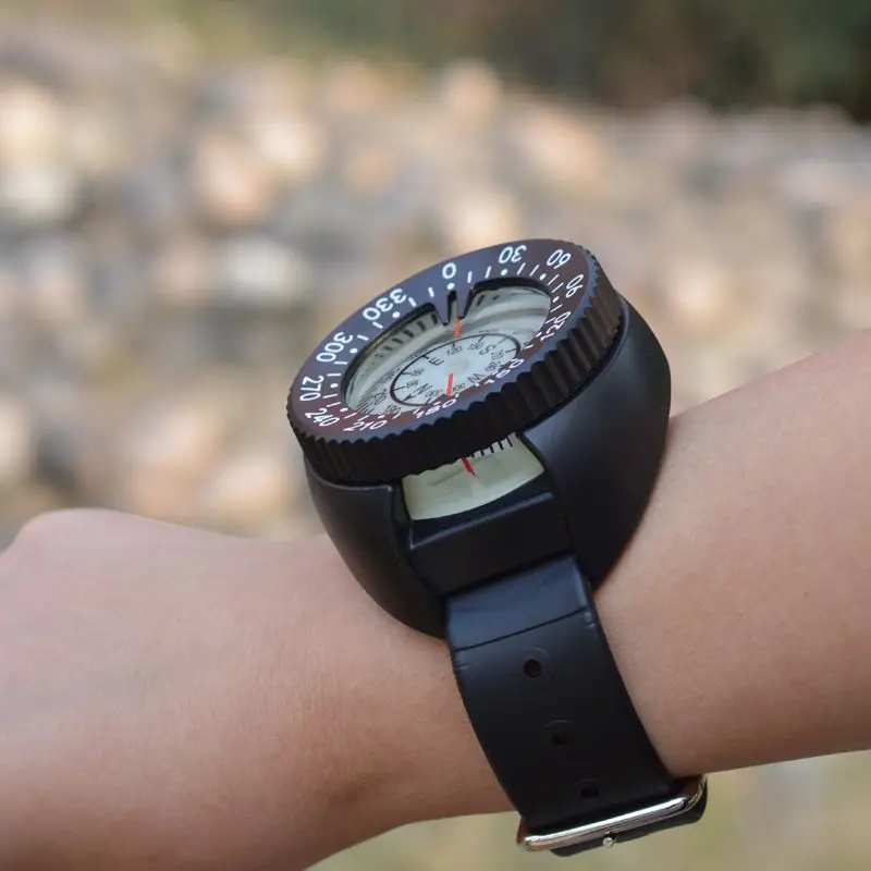 Am Handgelenk getragene Tauchtiefenmesser-Uhr, leuchtend, wasserdicht, mit einstellbarem eingebautem Kompass für Unterwassersportarten. – Detail 2