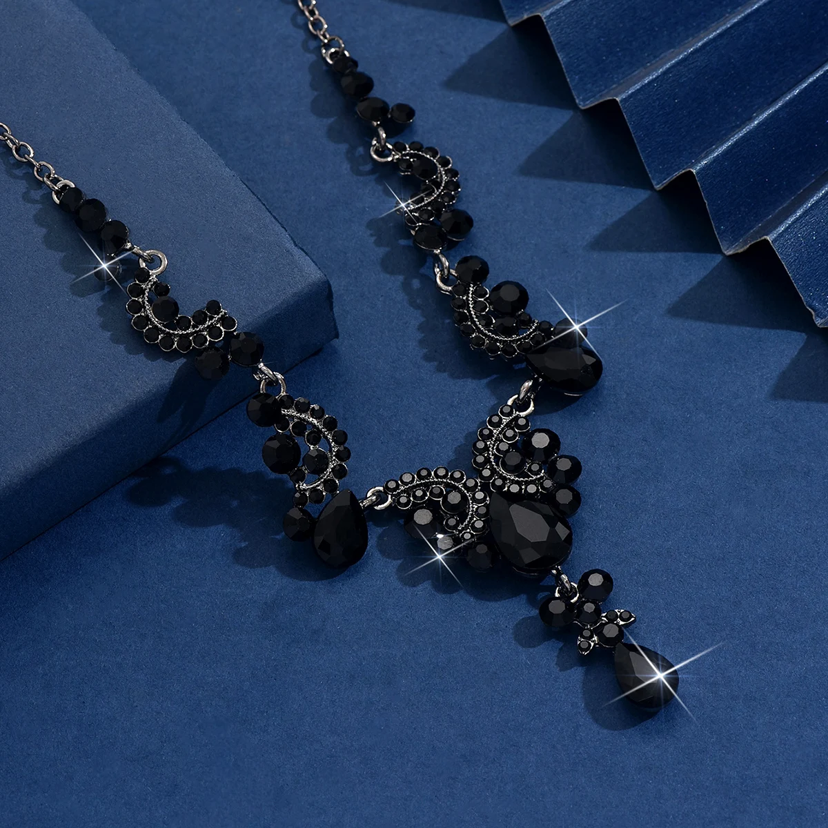 عقد سهرة مرصع بتعليقات ناعمة