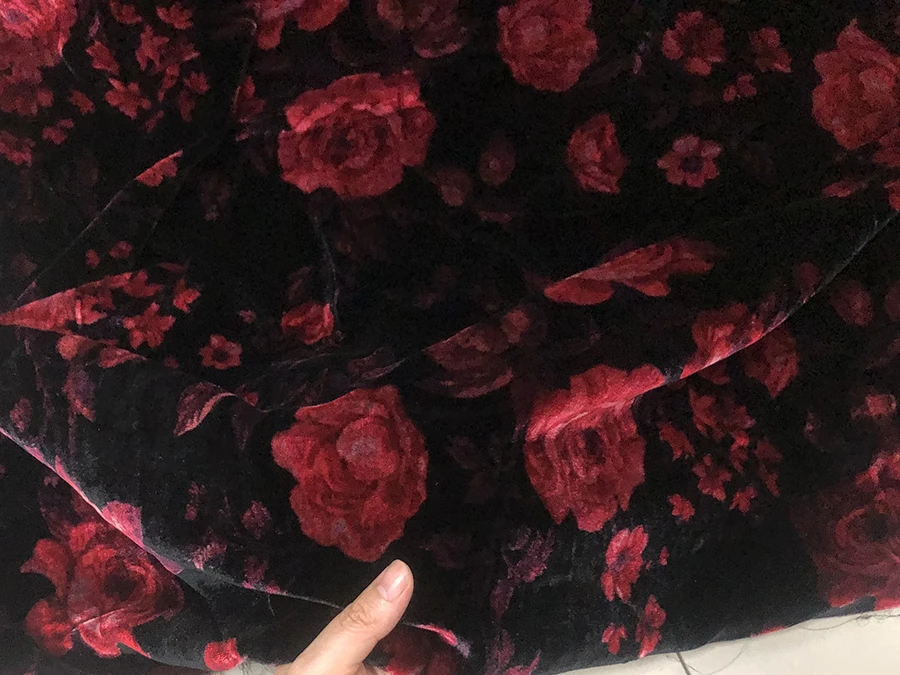 

High Quality Real Silk Gold Velvet Fashion Cloth Black Background Full Red Roses Non-Inverted Designer Fabric Cheongsam