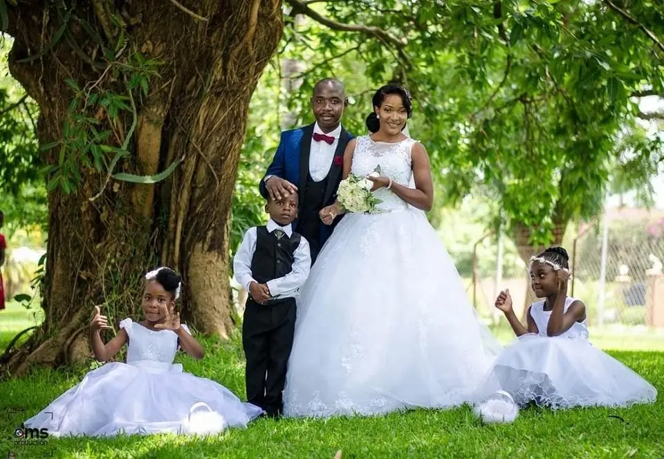 

Charming Appliques Lace Sweep Train Appliqued Ball Gown Wedding Dress Sleeveless Garden Plus Size Bridal Gown