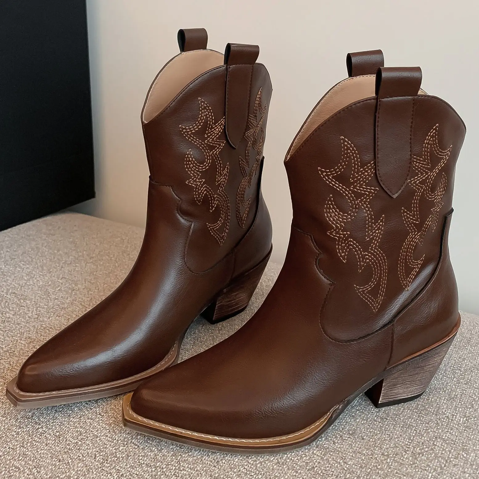 Autumn And Winter Boots, Cowhide Material, Square Heel. Calf Height, Fashion Women's Shoes, Pointed Toe,Embroidery