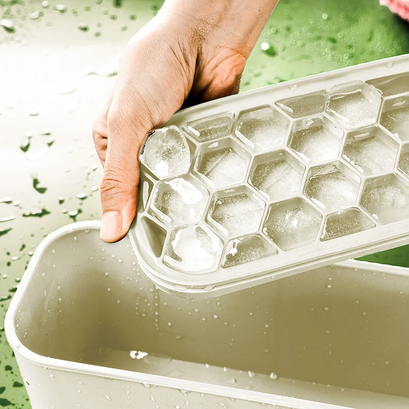 

Набор силиконовых отсеков для хранения льда, оснащен лопаткой для льда, льдогенератором, крышкой ящика для хранения льда, баром и кухонными аксессуарами