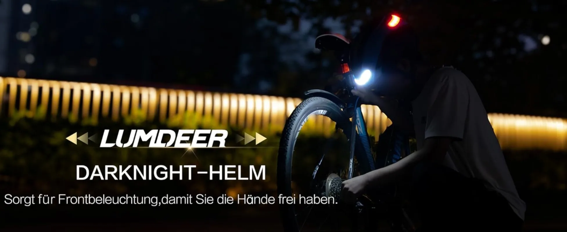 Der Text lautet „DARKNIGHT — HELM“ mit beleuchtetem Spiel- oder Technologieprodukt vor dunklem Hintergrund mit dramatischen Lichteffekten.
