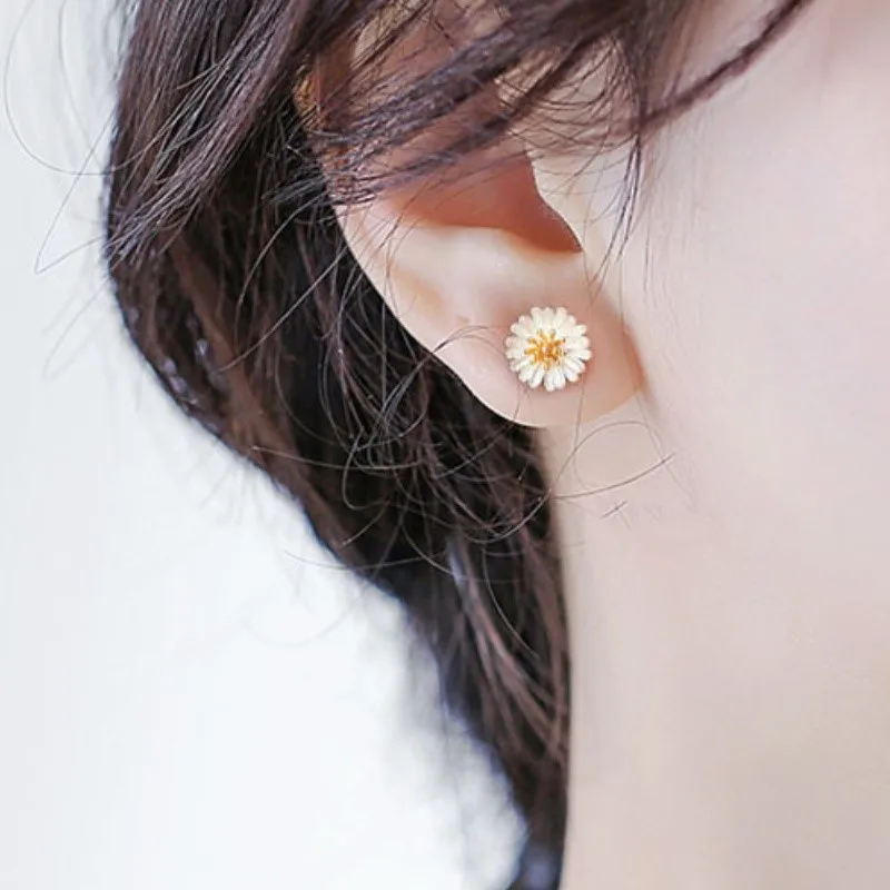 Silver Color Tiny Daisy Flower Hoop Earrings for Women Floral Shape Huggie Ear Wedding Party Jewelry Girls Present