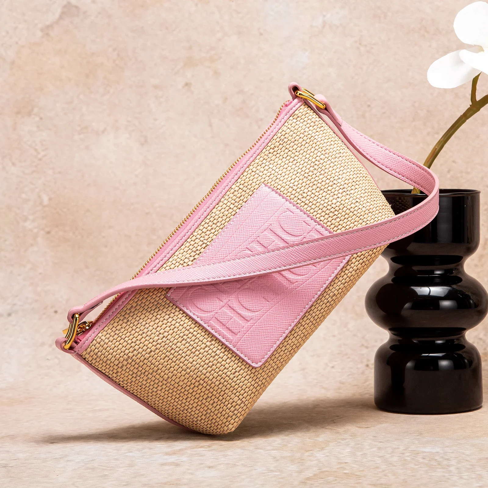 حقيبة كتف نسائية بتصميم كلاسيكي جديد.